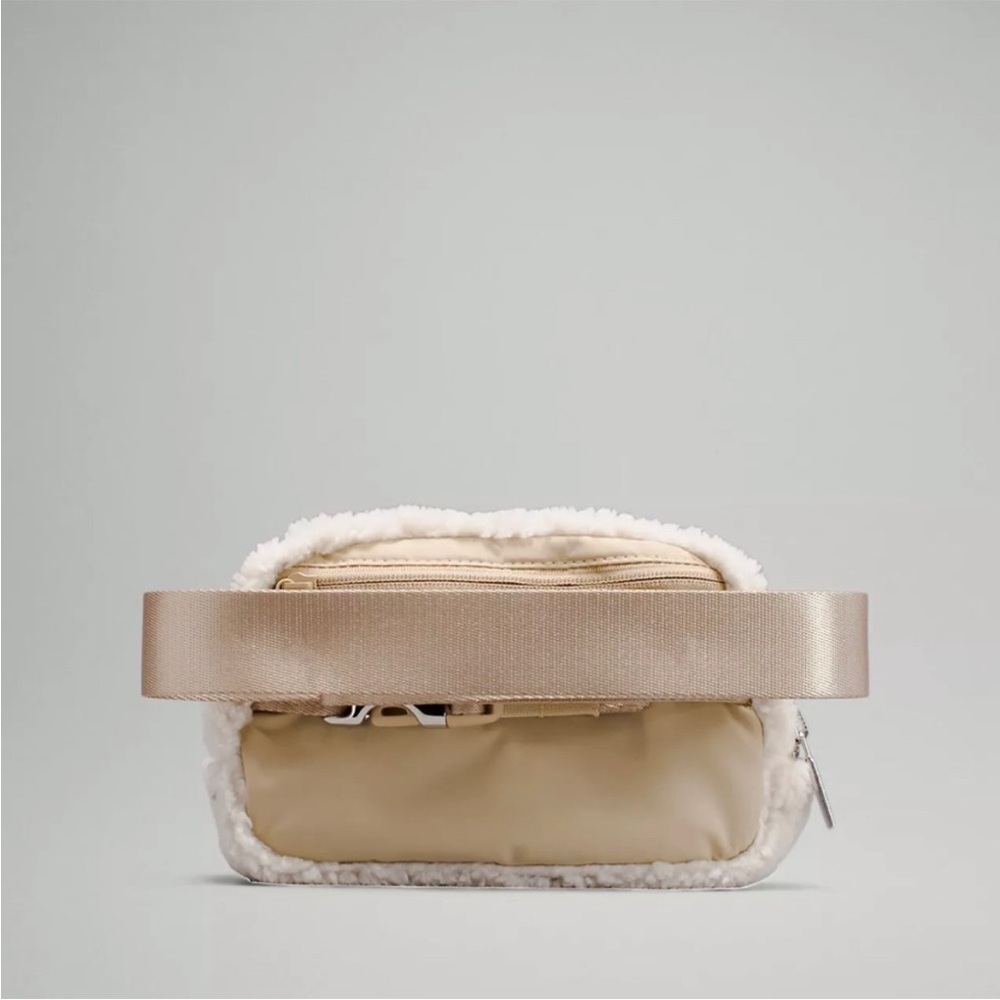 Lululemon sherpa belt bag in cream sherpa - Picture 2 of 6